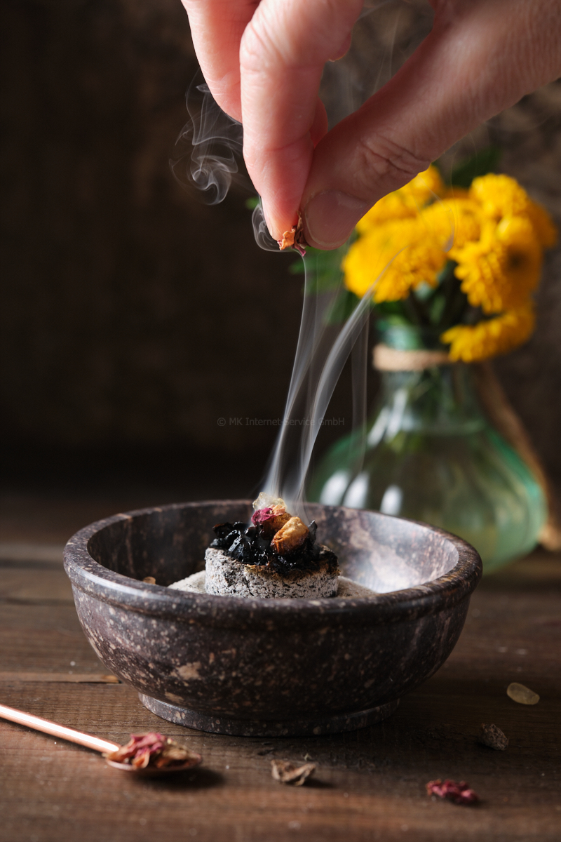 Räucherritual zu Mabon - Räuchern auf Räucherkohle