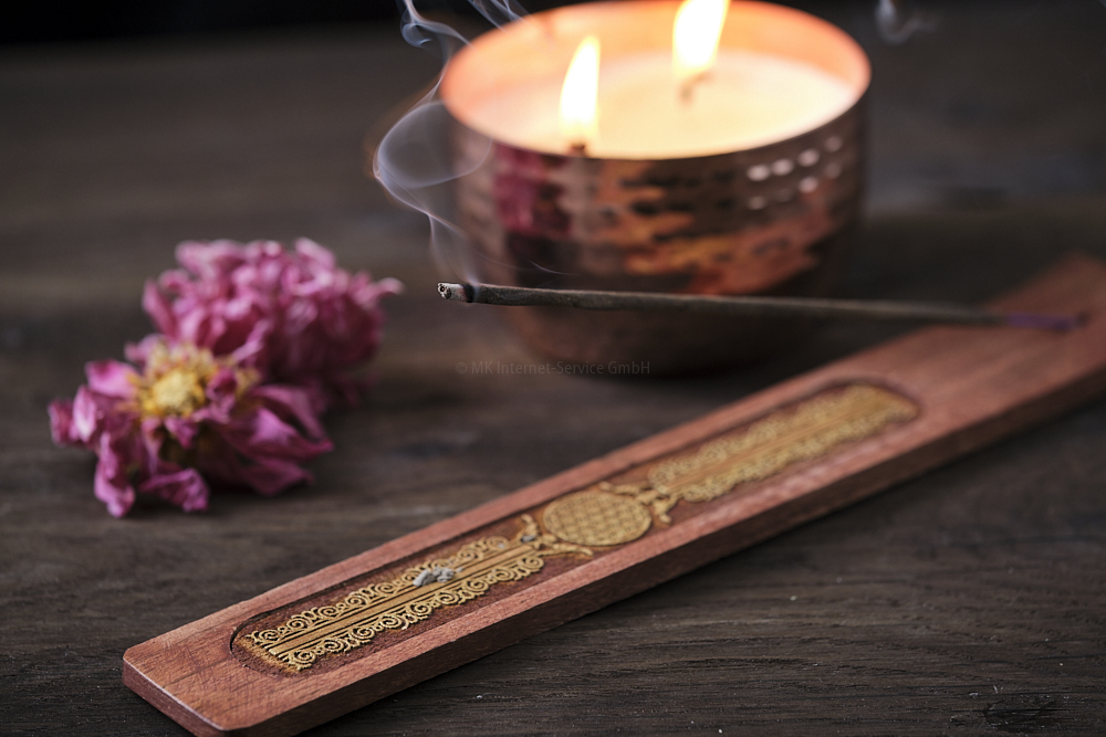 Räucherstäbchenhalter aus Holz mit goldenen Ornamenten