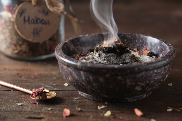 jahreskreis_mabon-raeuchern-auf-kohle_fx6163