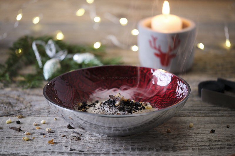 Räuchern von Harzen, Kräutern und Hölzern im Advent