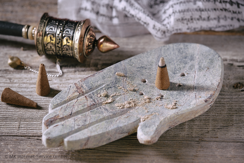 Specksteinhalter Hand für tibetische Räucherstäbchen und Räucherkegel