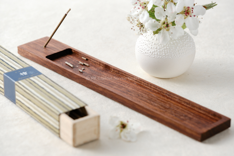 Räucherstäbchenhalter aus Nussbaumholz mit Räucherstäbchen Kayuragi
