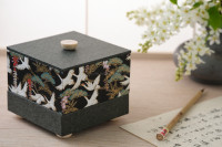 Chiyogami Box "Kraniche. japanische Kiefer und Blauregen" - Aufbewahrungsbox, Geschenkbox