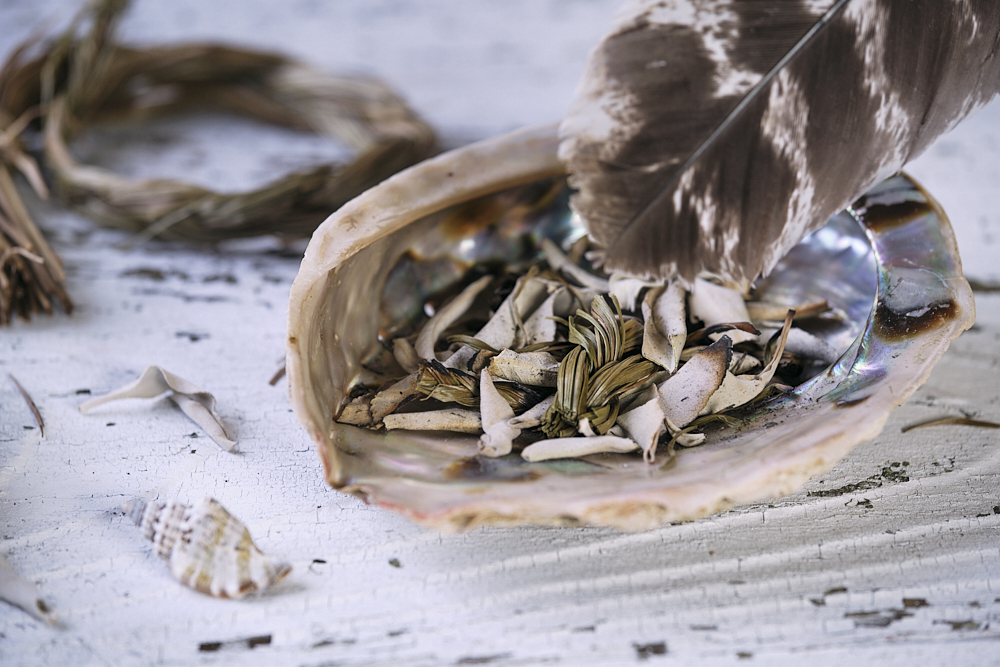 Sweetgrass in einer Abalone räuchern