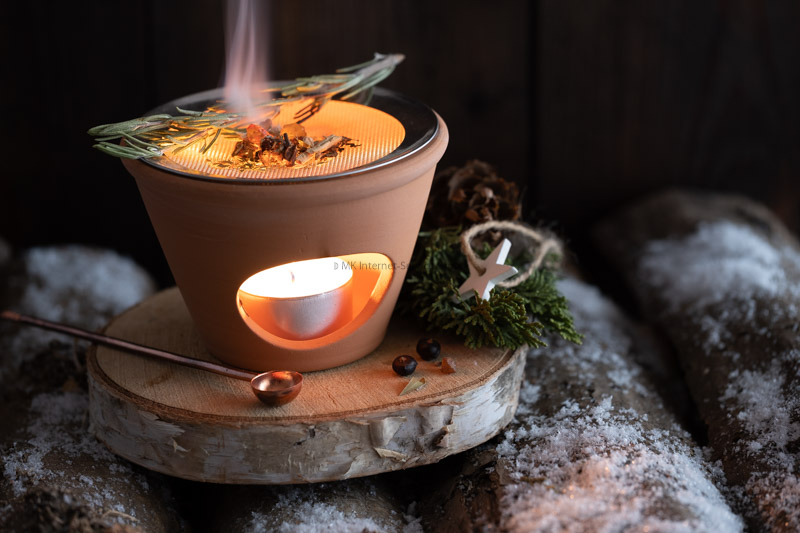Räuchern von Harzen, Kräutern und Hölzern auf einem Räucherstövchen mit Teelicht